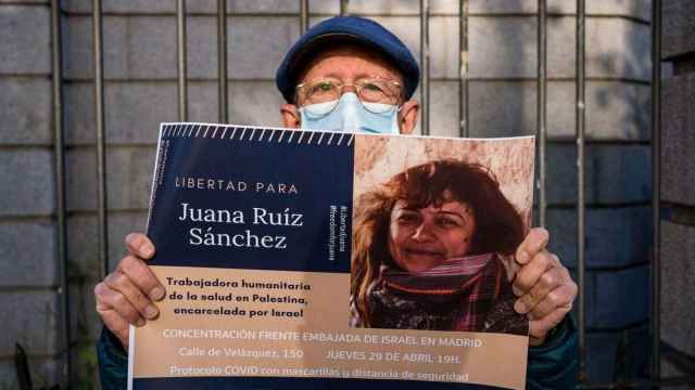 Un hombre agarra un cartel en el que se pide la libertad para Juana Ruiz, cooperante española que lleva desde el pasado abril en una prisión al norte de Israel.