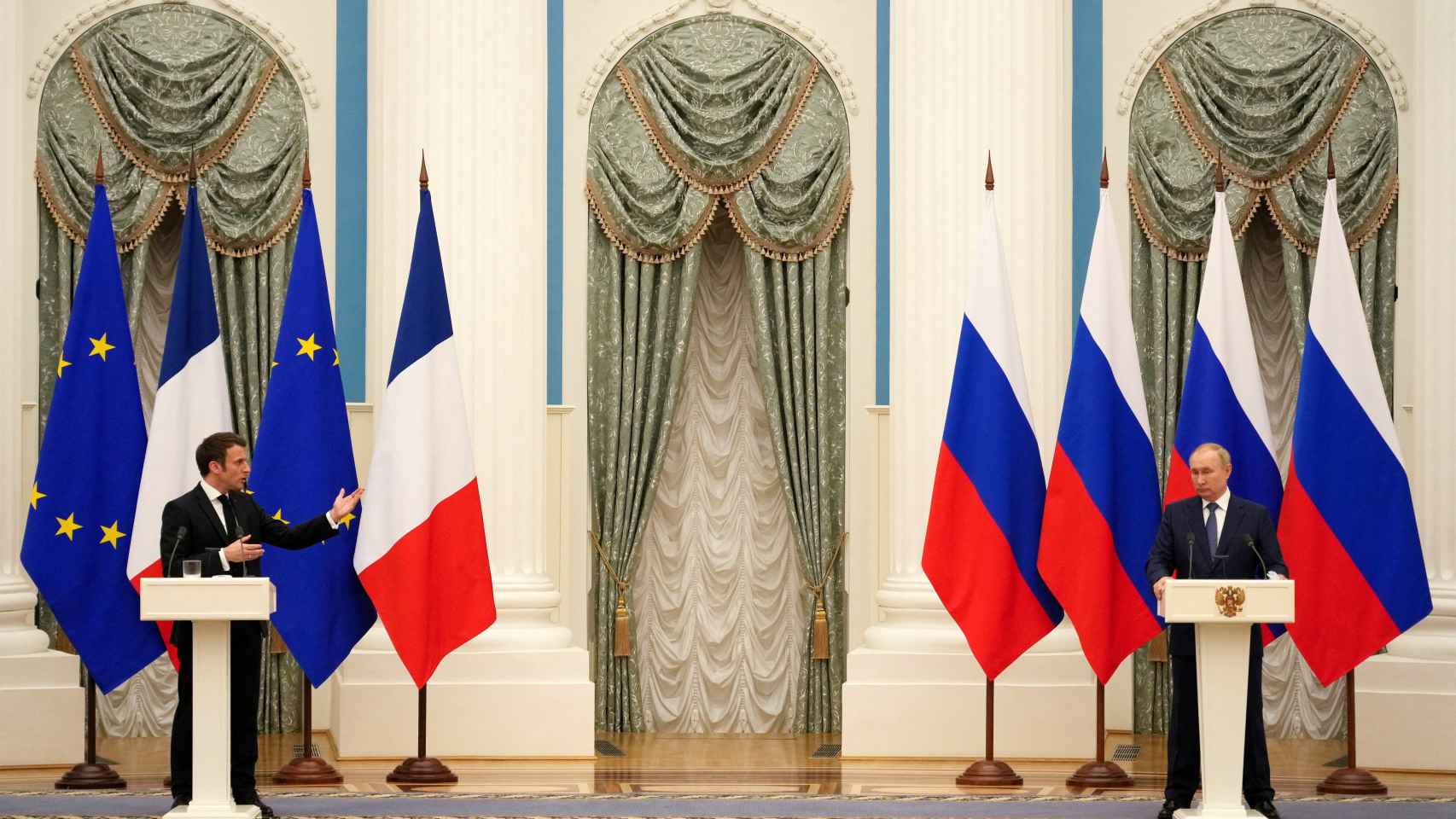Macron y Putin durante la rueda de prensa que han ofrecido tras más de cinco horas de reunión.