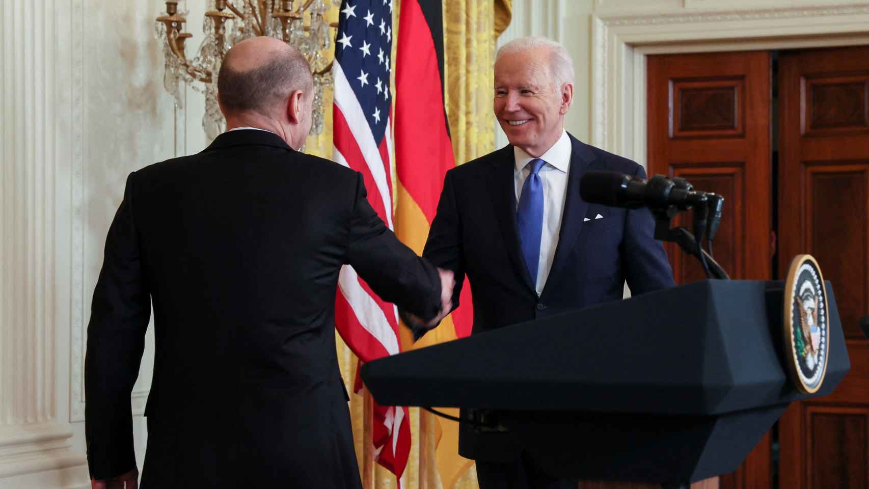 Apretón de manos de Scholz y Biden durante la rueda de prensa que han ofrecido en la Casa Blanca.