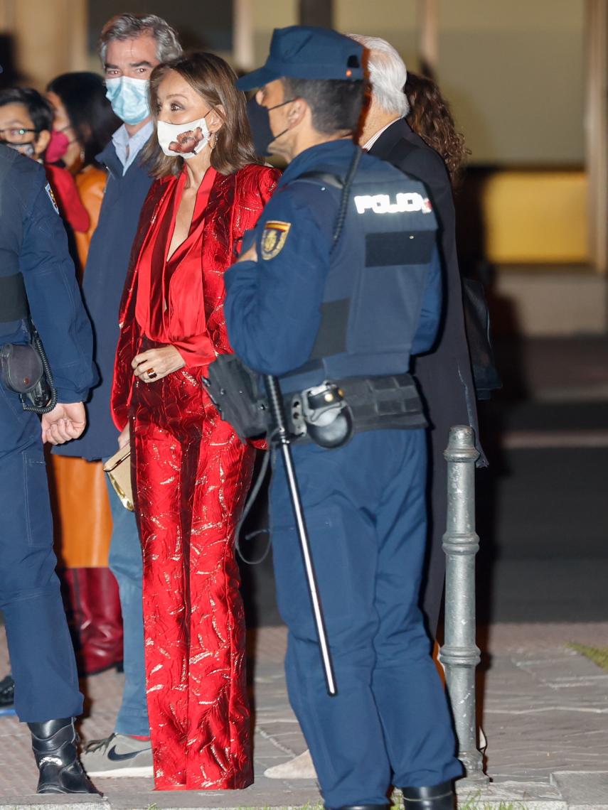 Isabel Preysler apostó por un 'total look' rojo en satén para su noche de concierto.