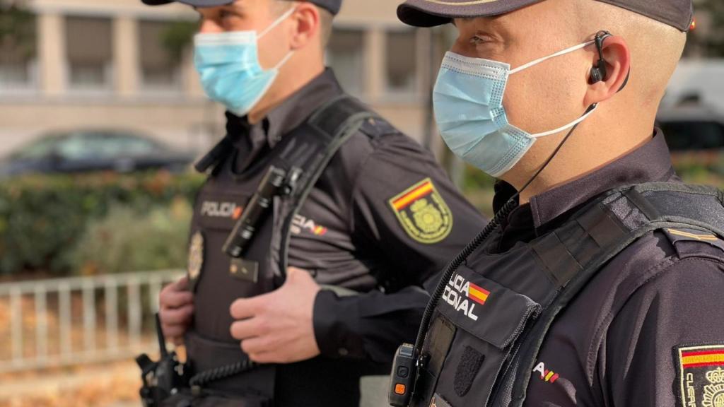 Los agentes Enrique y Adrián de la Policía Nacional de Valencia.