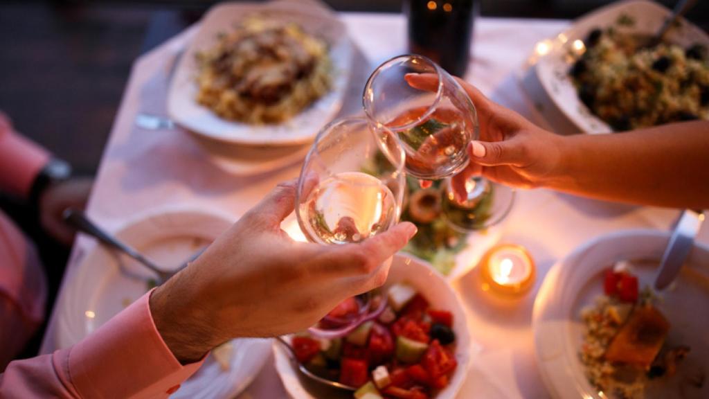 Organiza una cena romántica en casa