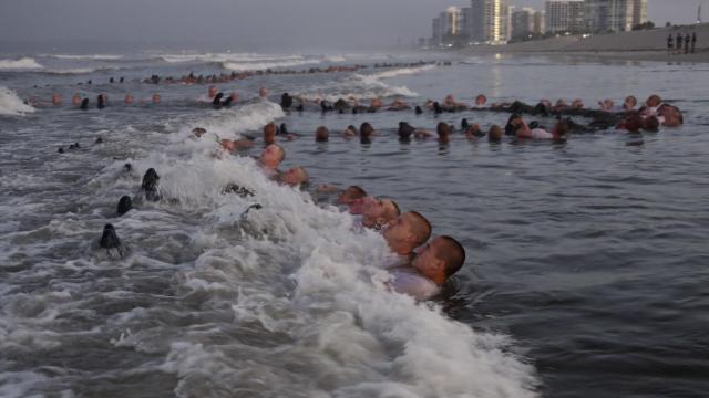 Los candidatos, entrenando en el mar.