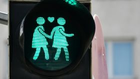 Un semáforo muestra la silueta de una pareja de dos mujeres.