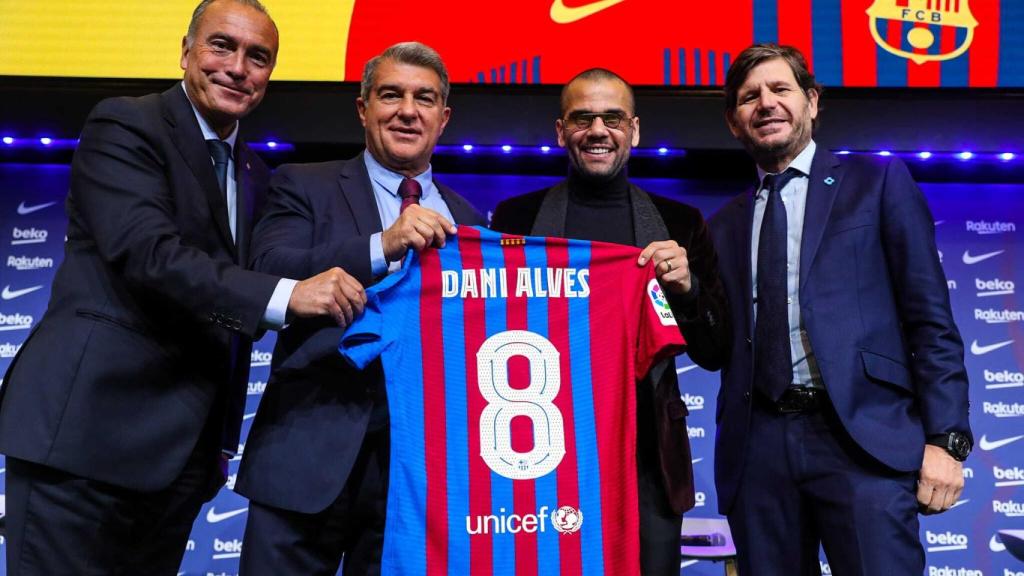 Rafa Yuste, Joan Laporta, Dani Alves y Mateu Alemany, de izquierda a derecha