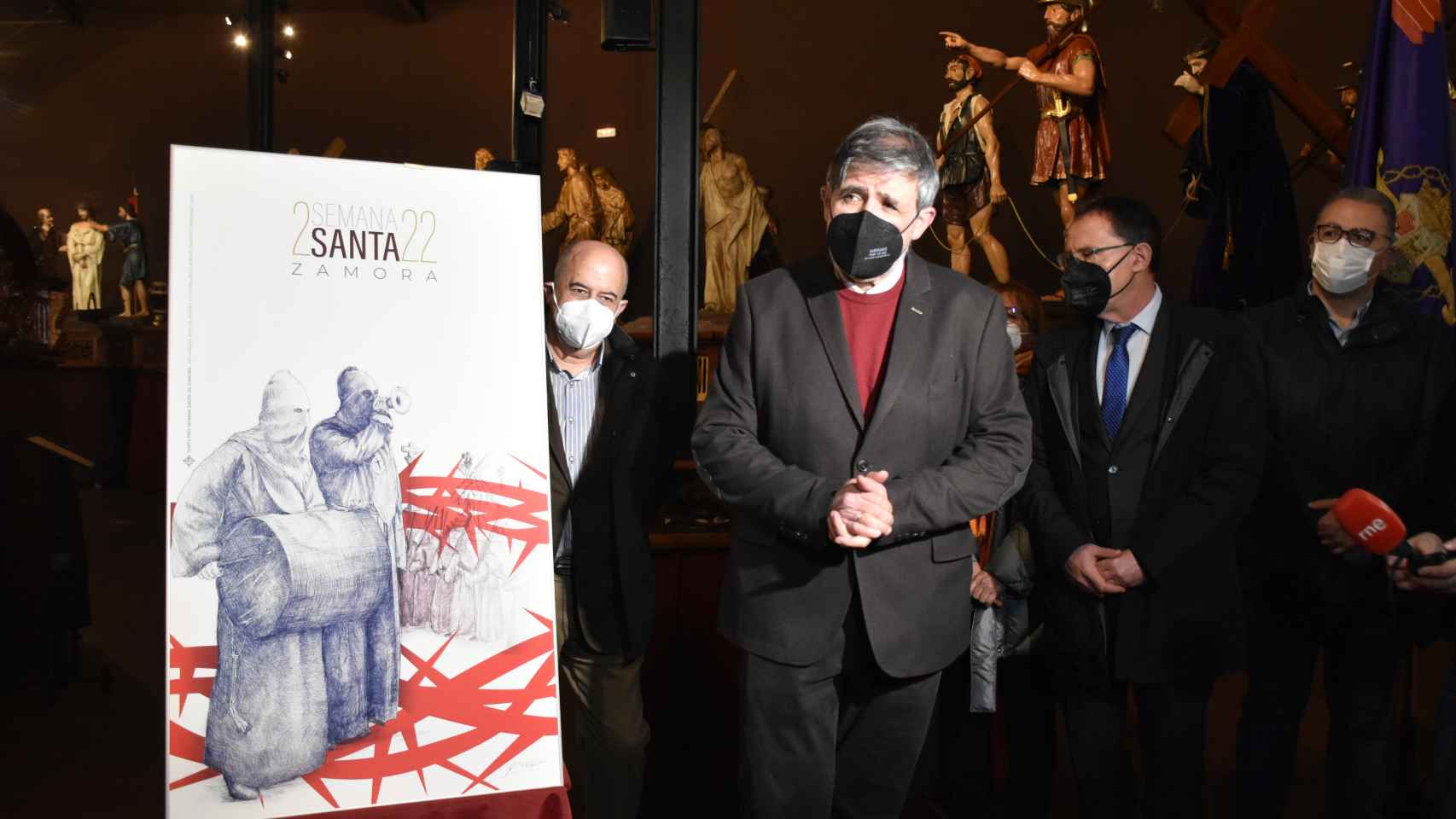 Ricardo Flecha Barrio con el cartel anunciador de la Semana Santa de Zamora 2022
