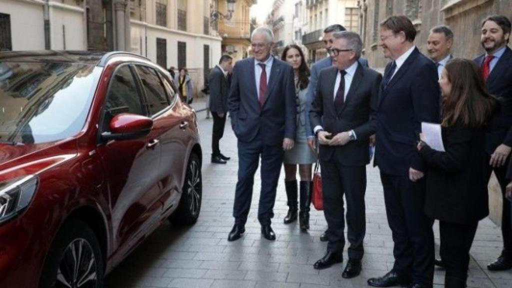 El presidente Ximo Puig junto a representantes de la compañía en Europa.