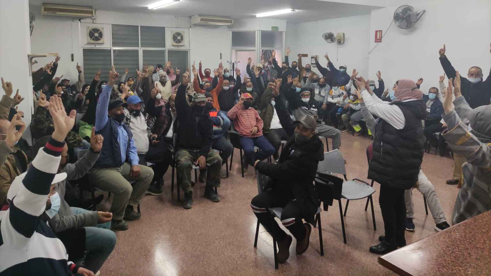 Instante en el que los trabajadores y trabajadoras de Soldive votan a favor de ir a la huelga a finales de la semana pasada.