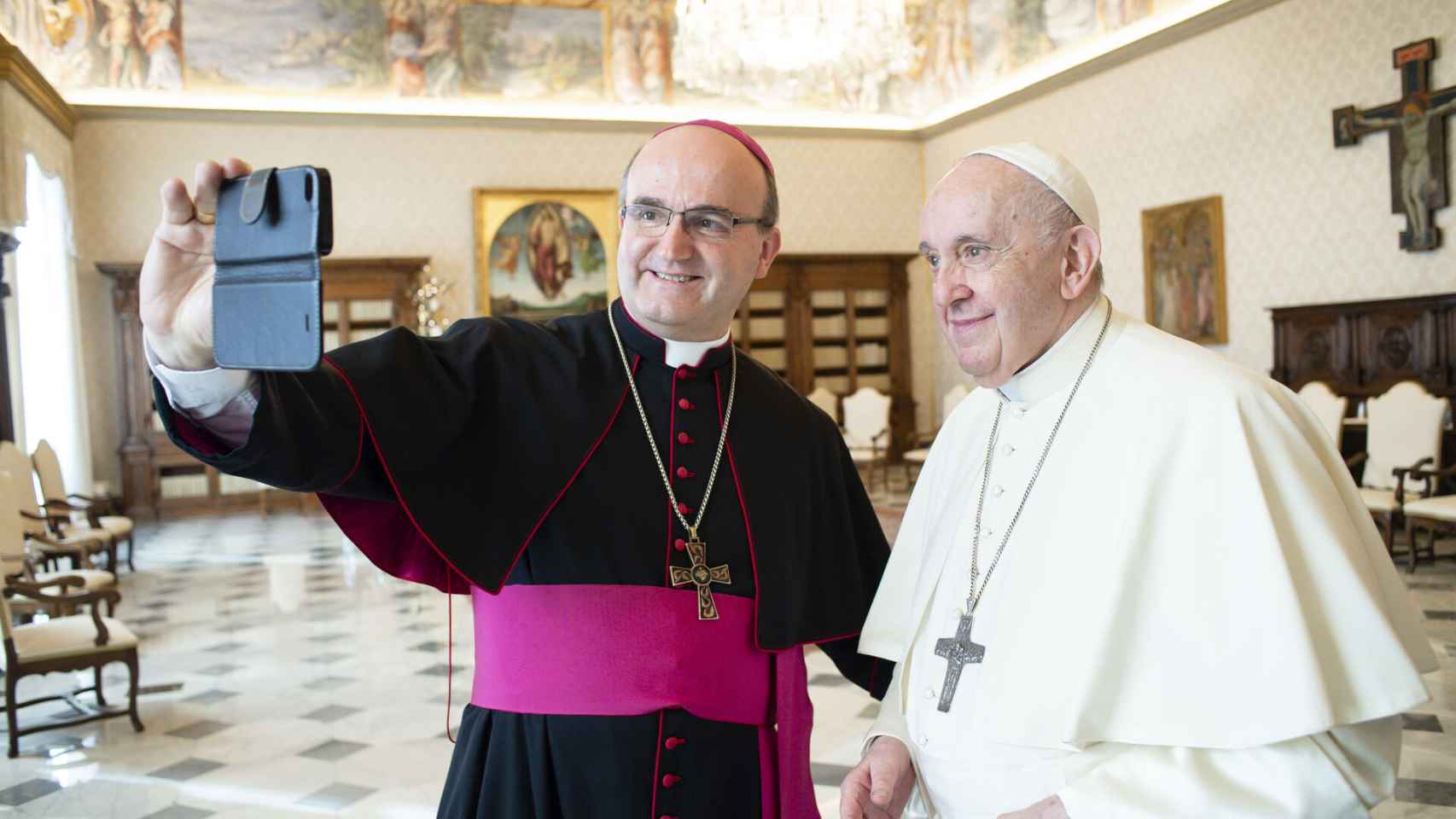 Munilla se hace un 'selfi' con el papa Francisco.