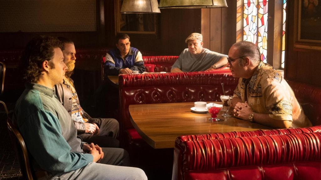 Nick Offerman, Seth Rogen y Andrew Dice Clay en el episodio 3 de 'Pam & Tommy'.