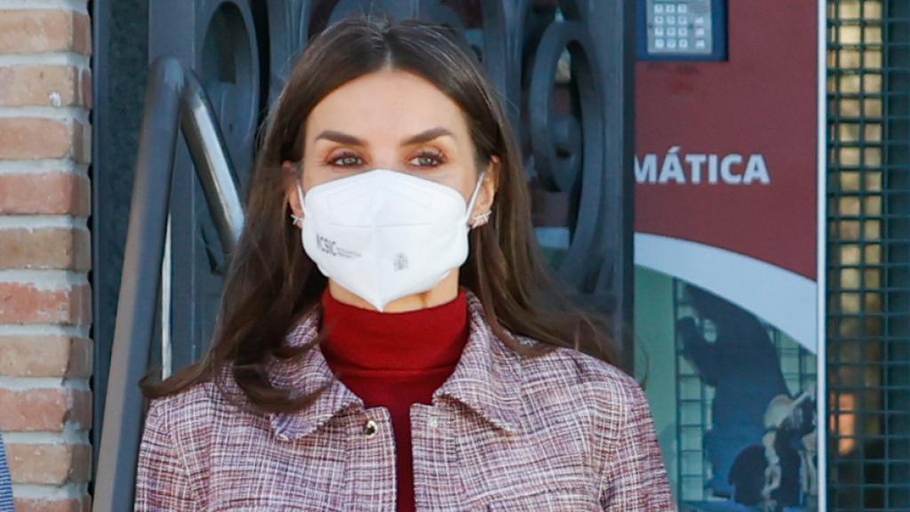 La reina Letizia a su llegada al encuentro entre científicas y emprendedoras este martes 8 de febrero.