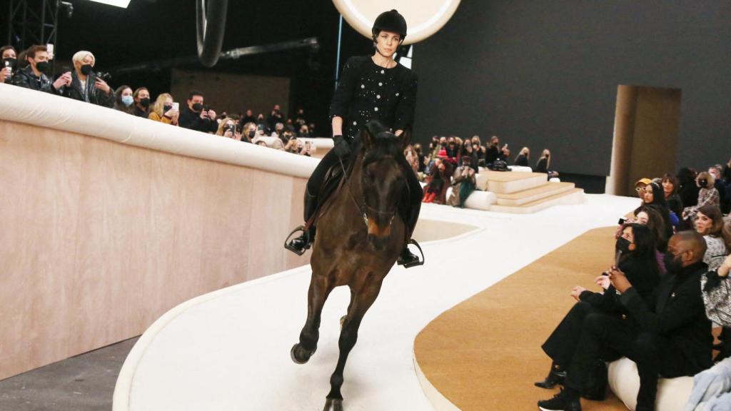Carlota Casiraghi apareció en caballo en el desfile de Chanel en París.