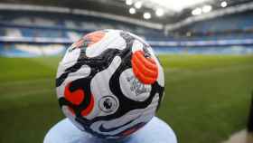 Balón de la Premier League en el Etihad Stadium