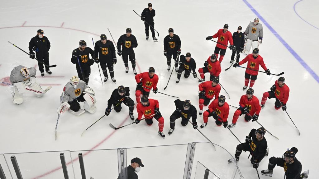 Entrenamiento de hockey sobre hielo durante los Juegos Olímpicos de Invierno de Pekín 2022