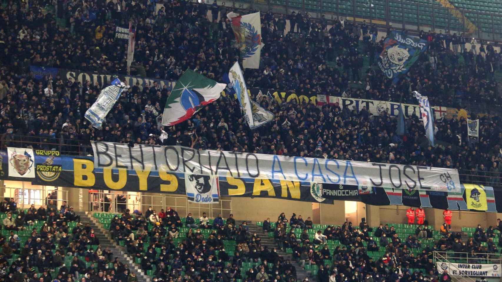 Pancarta dedicada a José Mourinho por parte de la afición del Inter de Milán