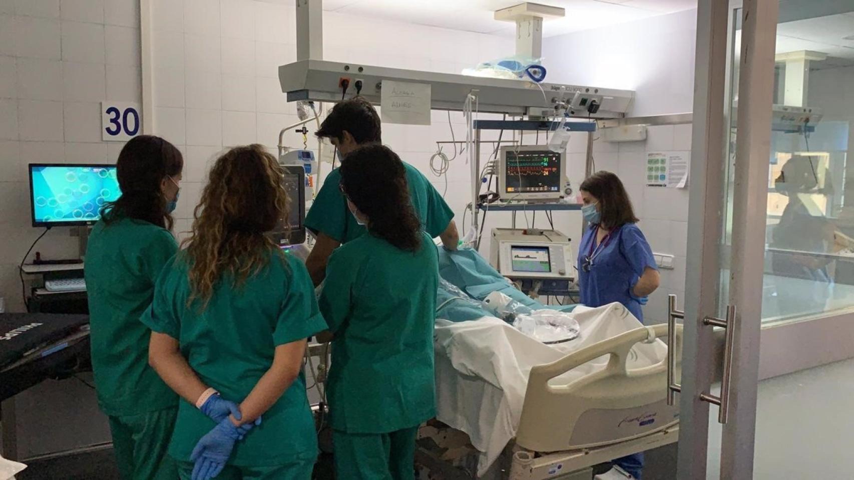 Varios sanitarios en el interior de una UCI del Hospital Regional de Málaga.