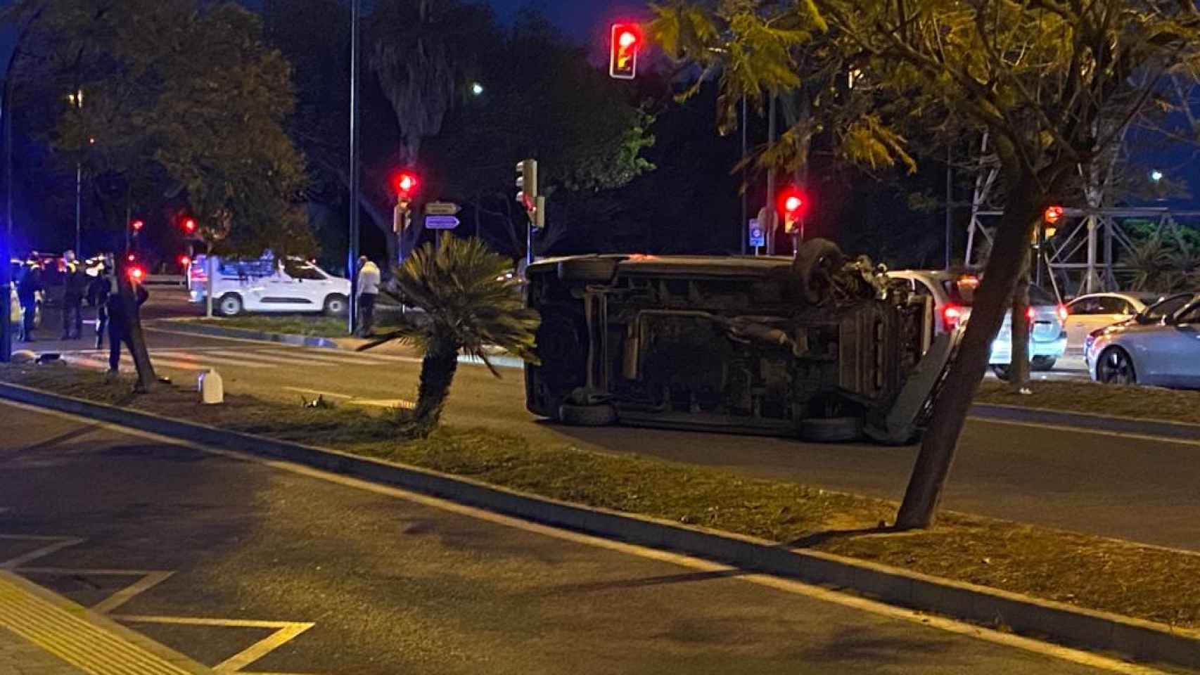 Un coche vuelca en avenida Ortega y Gasset (Málaga) al chocar con una farola, con un herido