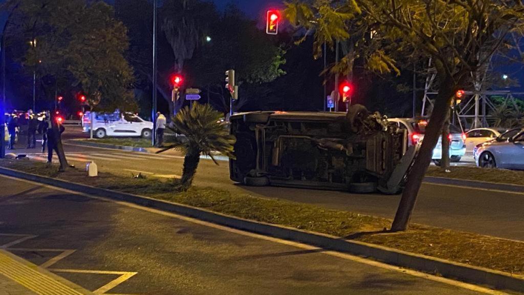Un coche vuelca en avenida Ortega y Gasset (Málaga) al chocar con una farola, con un herido