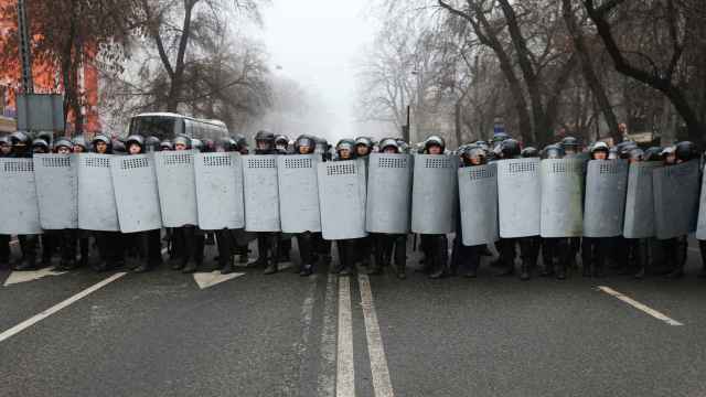 Las fuerzas de seguridad de Kazajistán se enfrentan a los manifestantes.