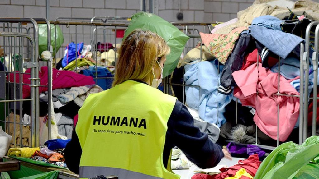 Humana dará una segunda vida a 81 toneladas de textil usado recogido en Carballo (A Coruña)