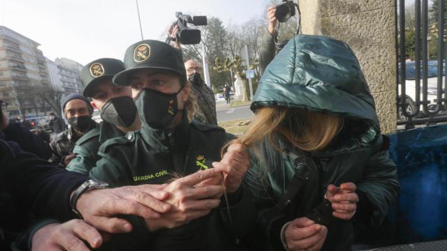 La madre de Desirée llegando a los juzgados.