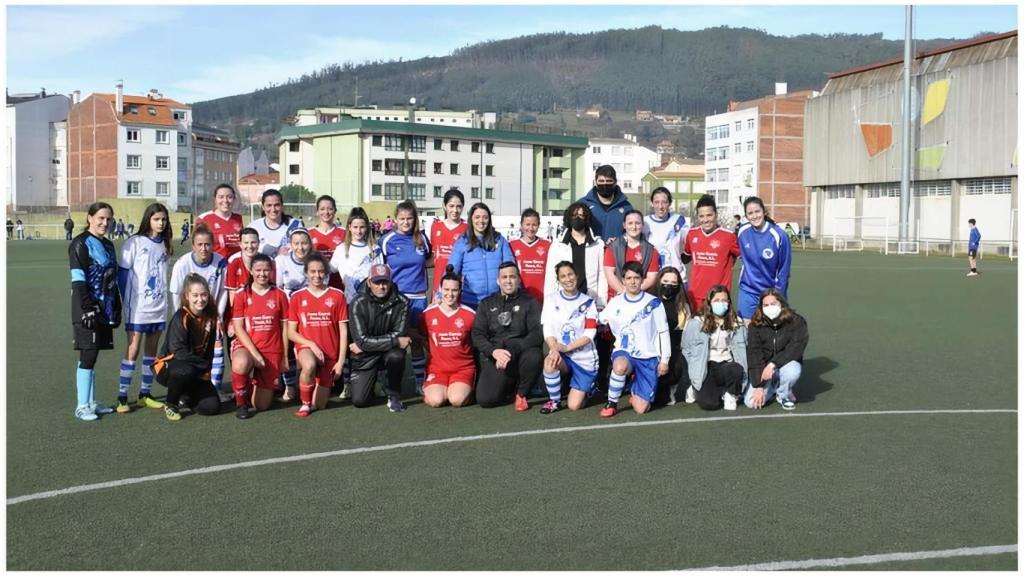 Foto de familia de las jugadoras de Cedeira y Maniños.