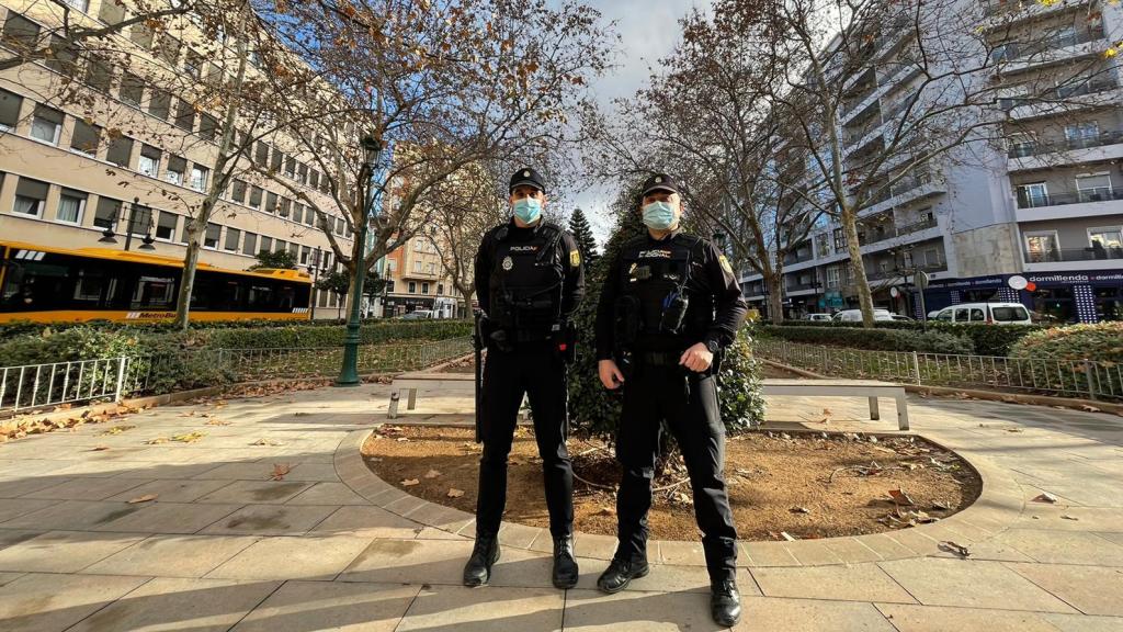 Los dos agentes de la Policía Nacional que intervinieron en el incendio.