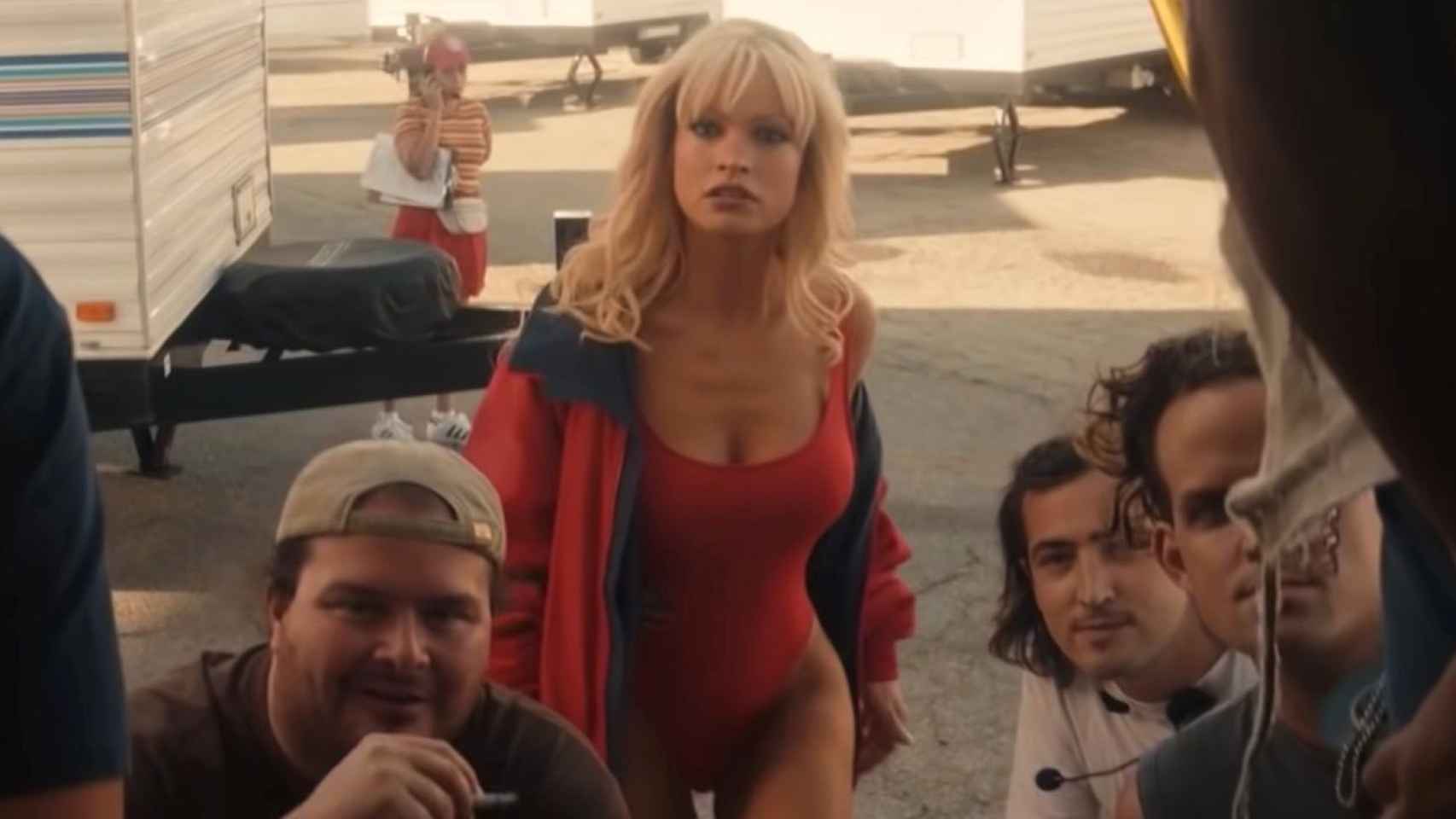 Pamela Anderson descubre a sus compañeros de rodaje viendo la cinta.