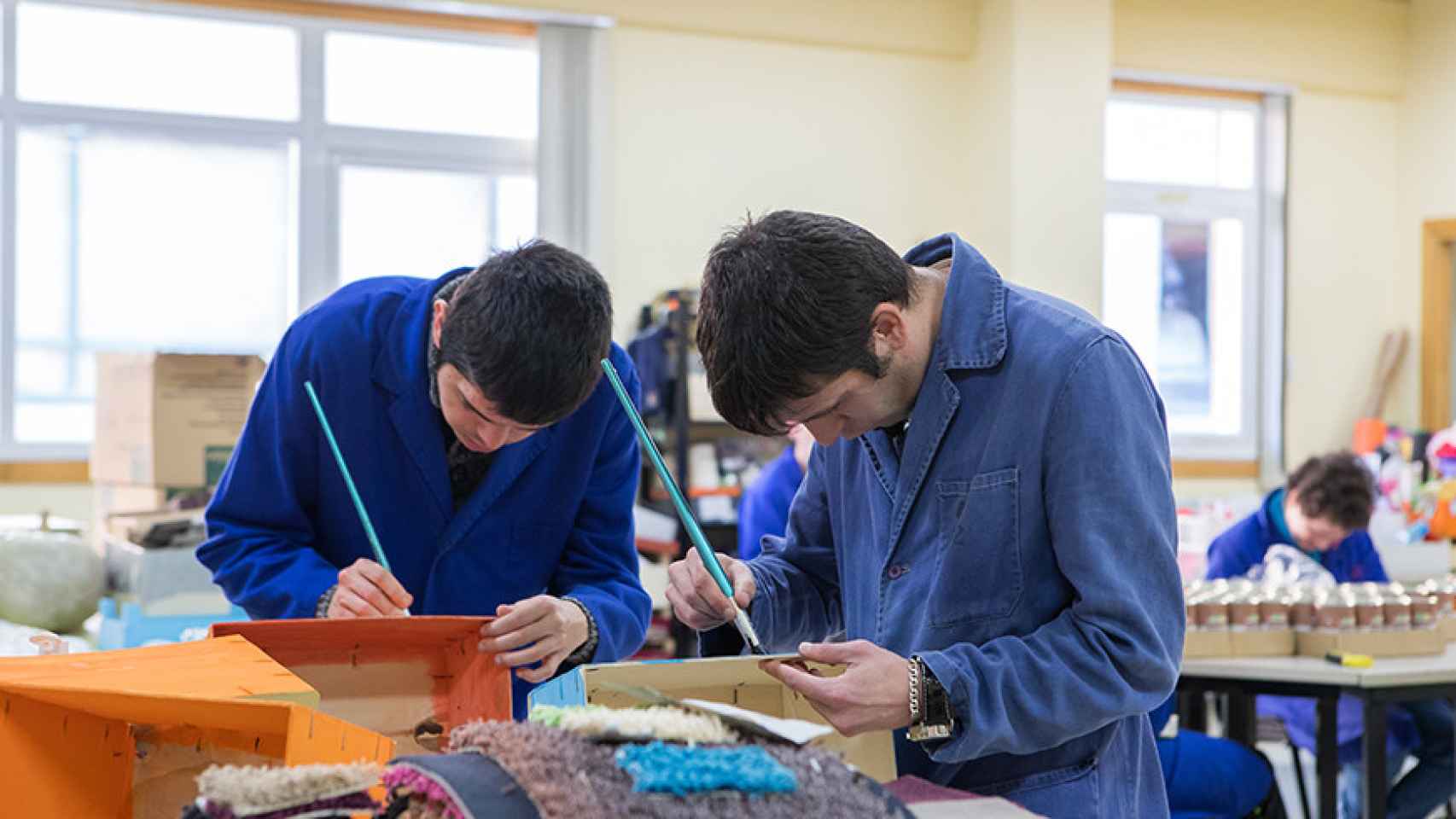 Usuarios de San Rafael trabajando en los talleres de artesanía.