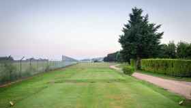 Hoyo 3 del campo de golf del Aeroclub, con las pistas de Peinador a la izquierda.