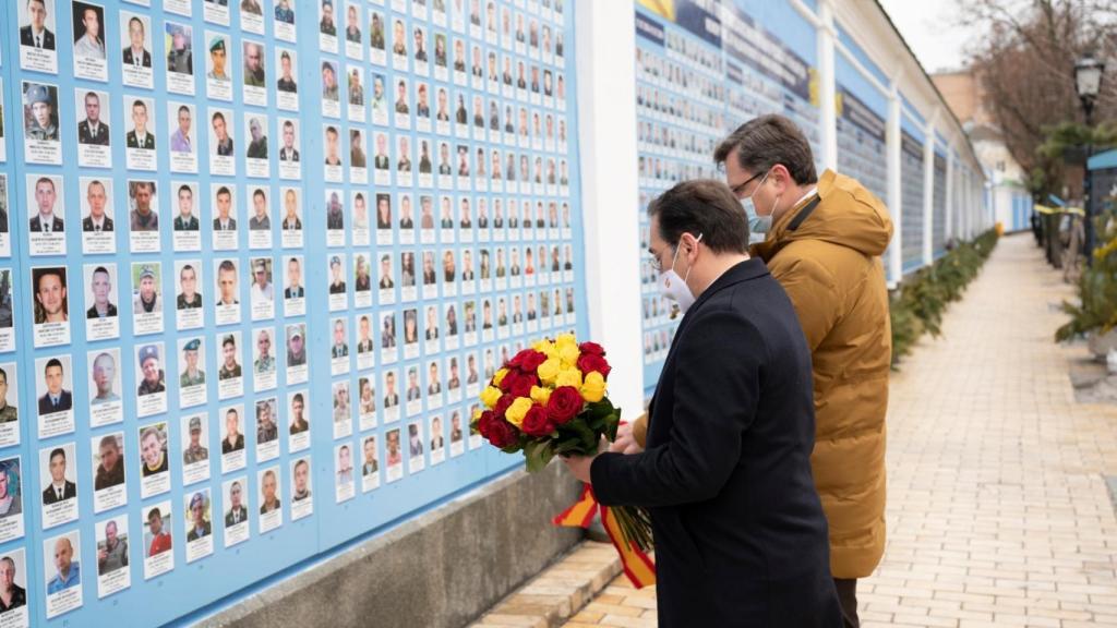 José Manuel Albares en Kiev junto a su homólogo, Dmitry Kuleba, en una ofrenda floral.