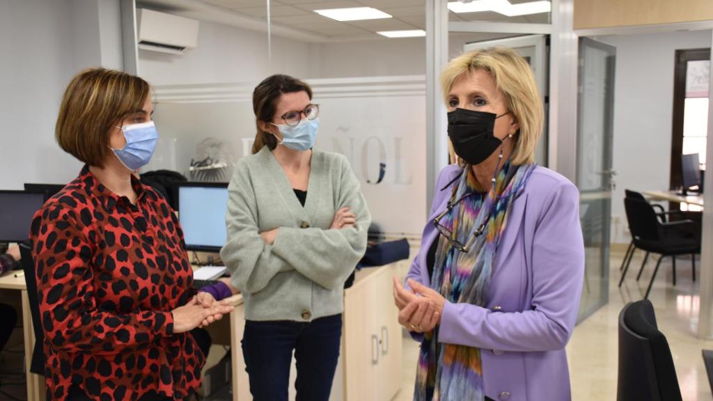 Casado, antes de comenzar la entrevista, charla con la directora de El Español Noticias de Castilla y León, Silvia García, y la redactora jefa, Alexandra González