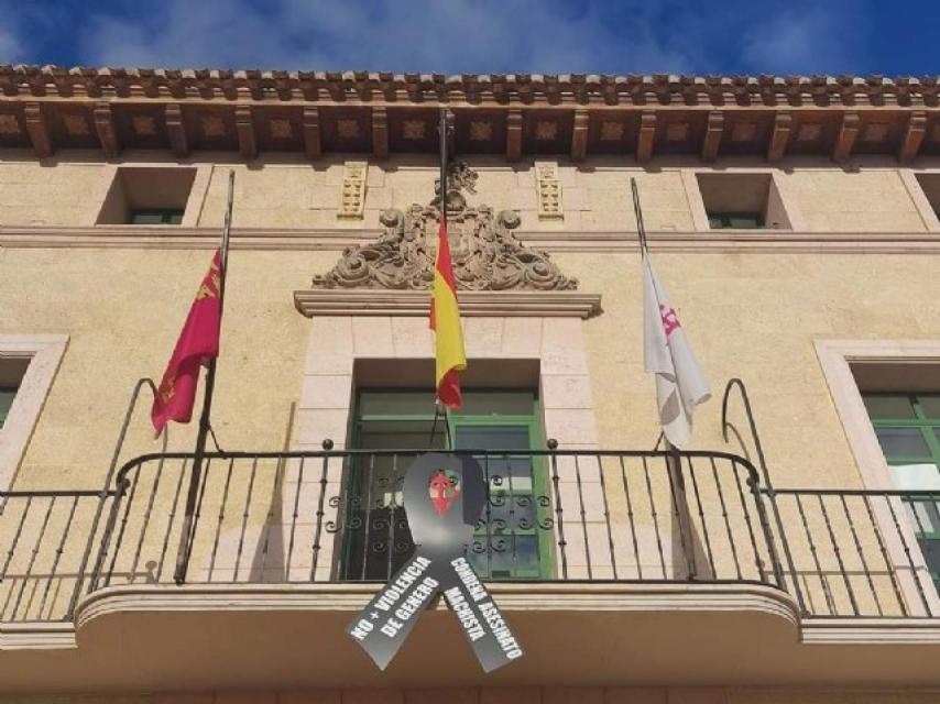 El Ayuntamiento de Totana, este miércoles, luciendo un crespón negro en señal de duelo.