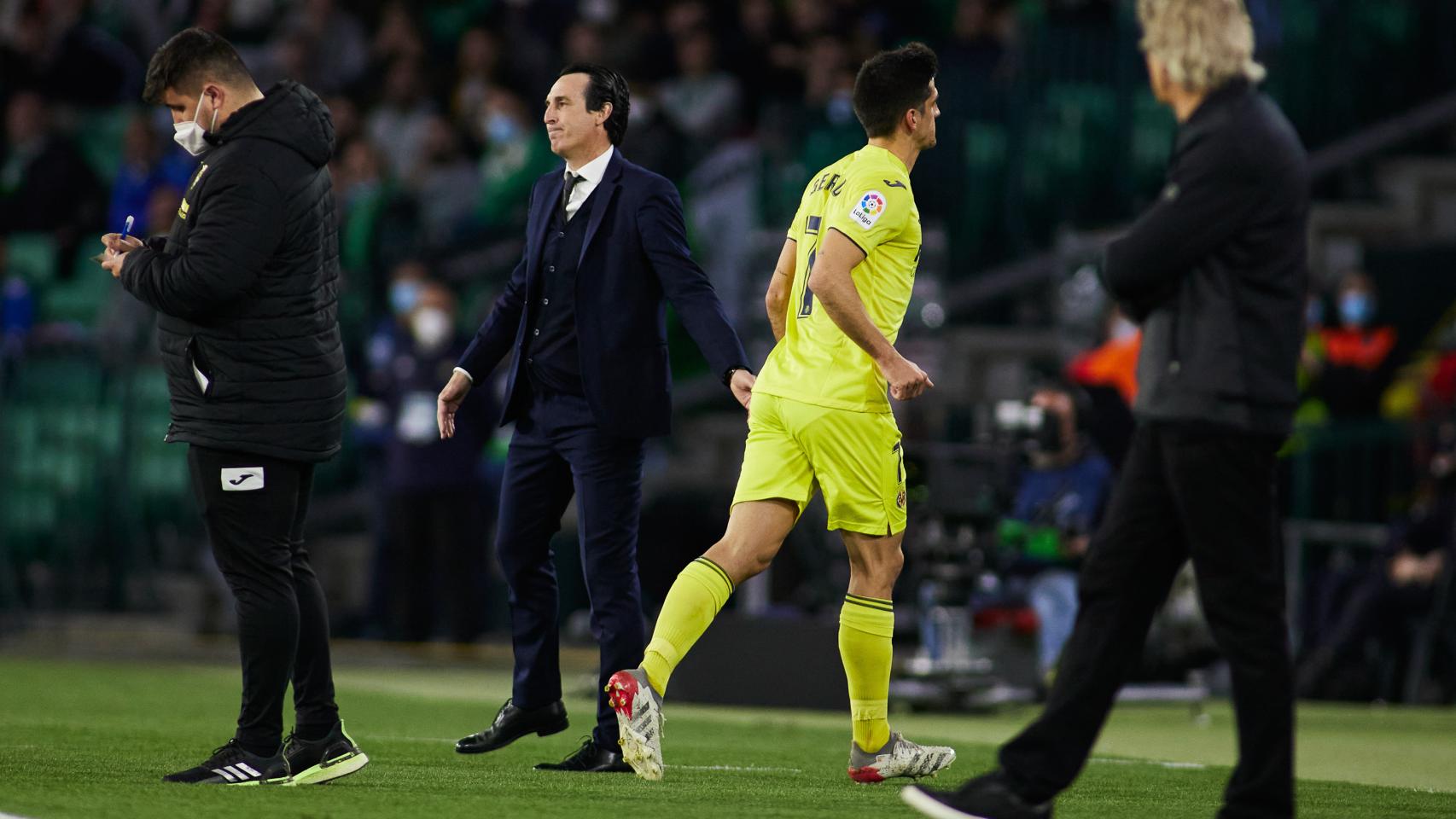 Gerard Moreno abandona el campo tras una lesión.