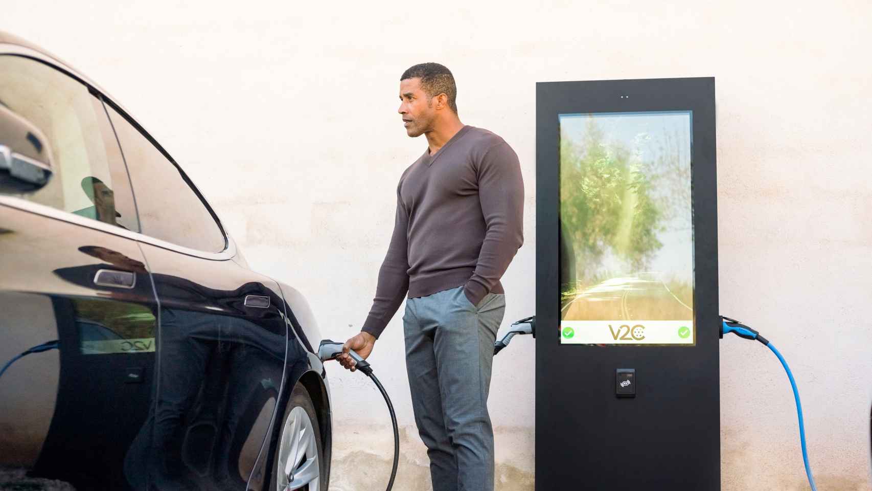 La solución Screen cuenta con un innovador diseño con una pantalla de 43 pulgadas que combina la carga de vehículos con la comercialización publicitaria.
