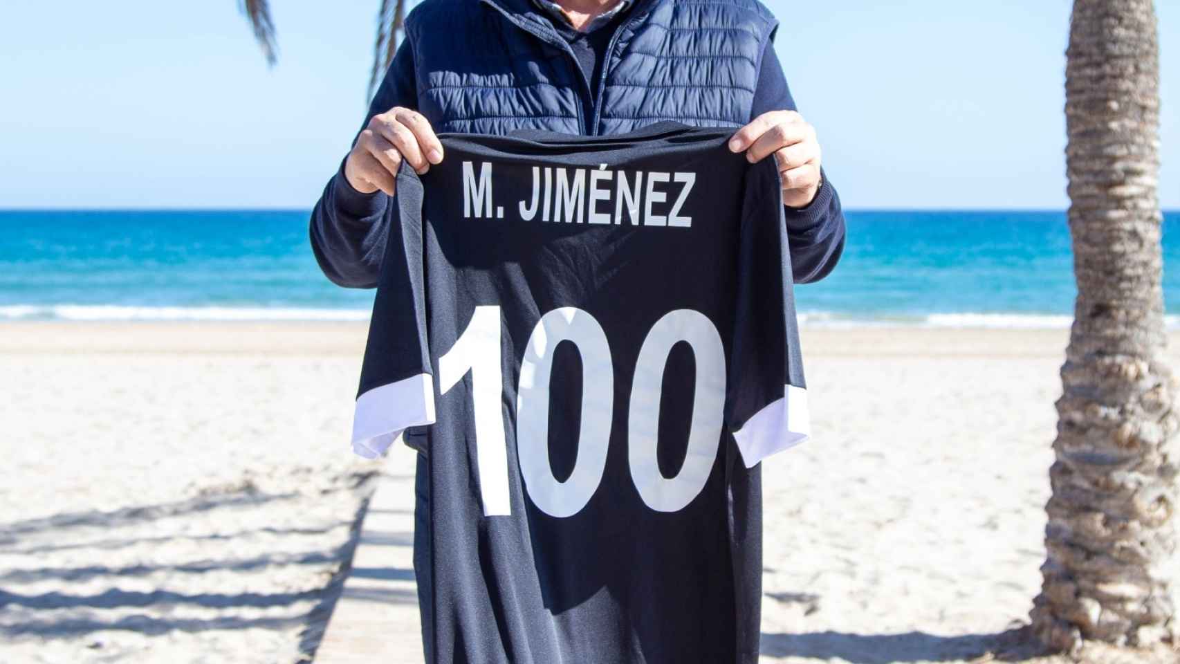 Manuel Jiménez, con la camisa especial del centenario del Hércules.