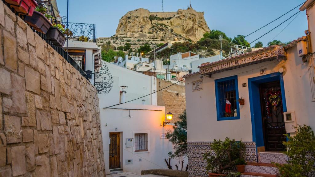 Santa Cruz con el castillo de Santa Bárbara de fondo.