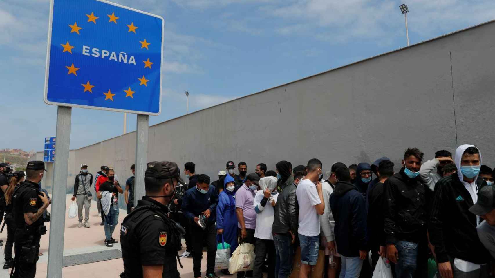 Fila de personas que entraron ilegalmente en Ceuta durante la última crisis causada por Rabat.