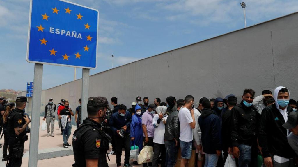 Fila de personas que entraron ilegalmente en Ceuta durante la última crisis causada por Rabat.
