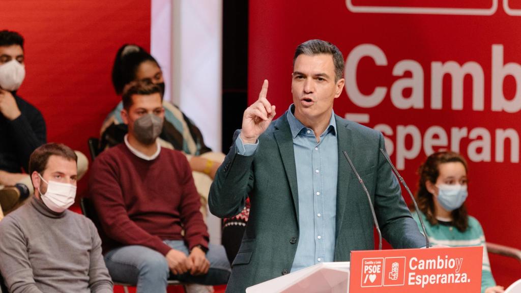Pedro Sánchez dando un discurso en Soria, durante la campaña electoral de Castilla y León.