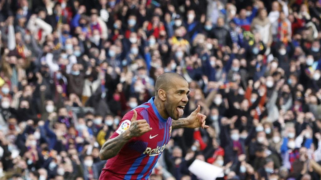 Dani Alves celebrando un gol con el FC Barcelona