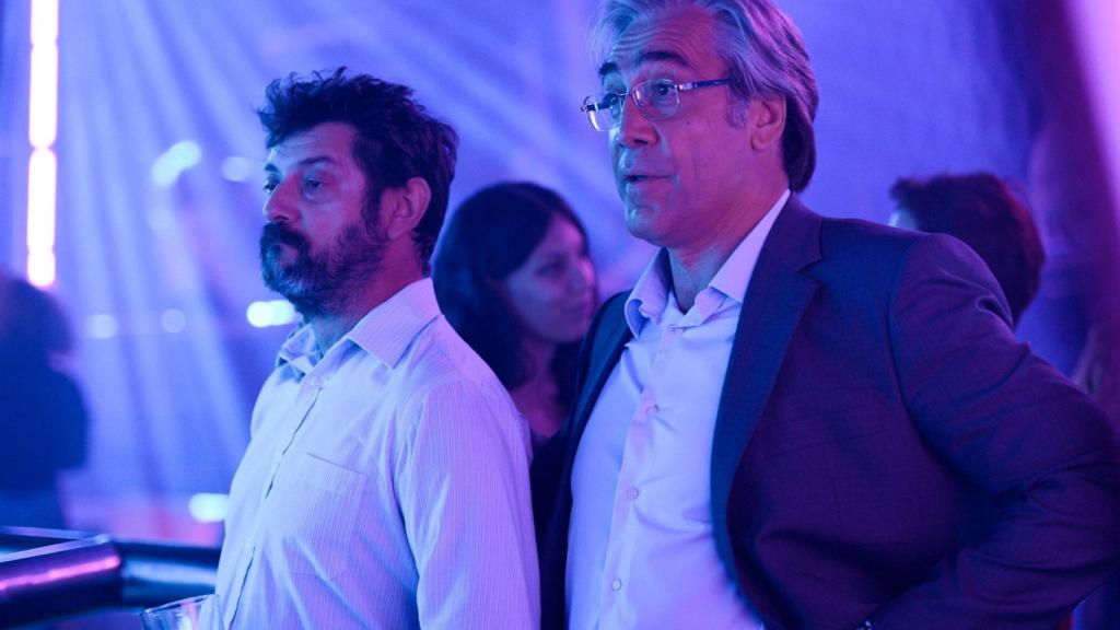 Manolo Solo junto a Javier Bardem, en 'El buen patrón'.