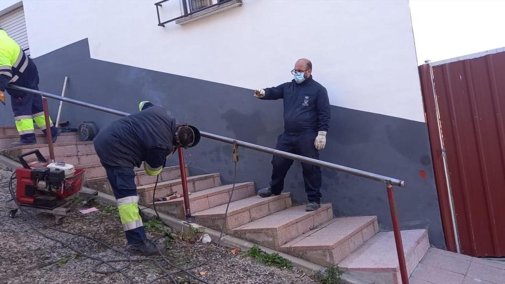 Instalación de una nueva barandilla en Benavente