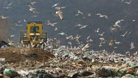 Imagen de un vertedero con una gran acumulación de residuos.