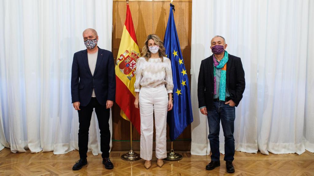 El secretario general del sindicato CCOO, Unai Sordo; la vicepresidenta segunda del Gobierno y ministra de Trabajo y Economía Social, Yolanda Díaz y el secretario general de UGT, Pepe Álvarez.