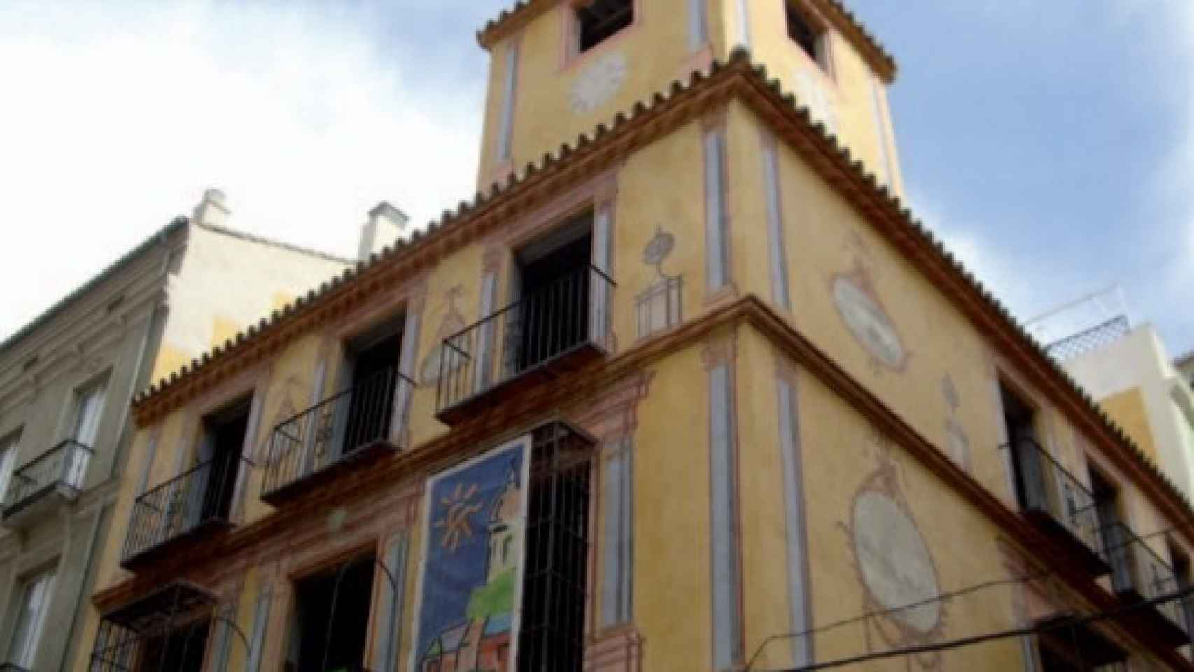 Imagen de uno de los edificios de Málaga con pinturas murales recuperadas.