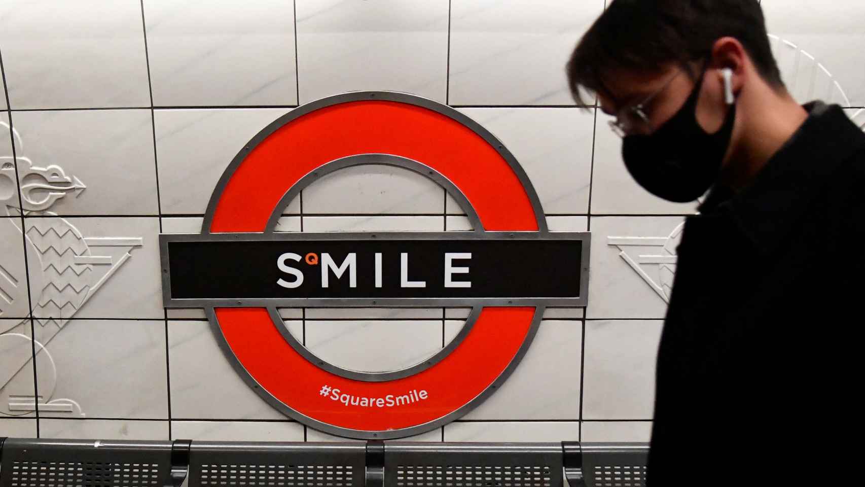 Un joven con mascarilla en el metro de Londres.