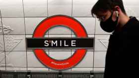 Un joven con mascarilla en el metro de Londres.