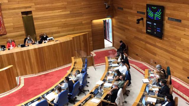 Votación unánime en el primer pleno de la XI Legislatura del Parlamento gallego.