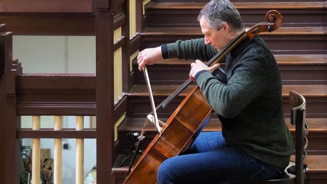 El violonchelista de la Orquestra Sinfónica de Galicia, Berthold Hamburguer.